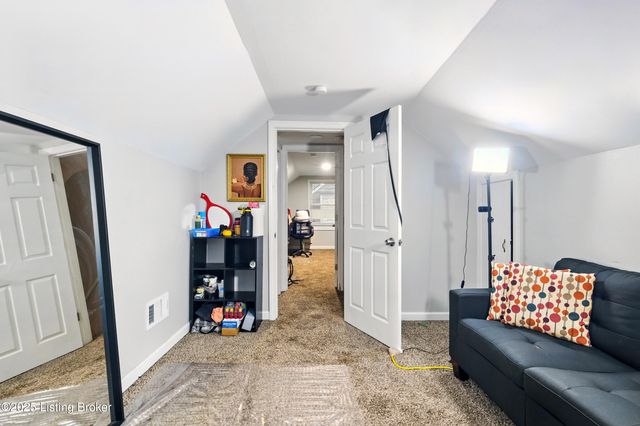 8808 Willowcreek Dr, Louisville, KY 40219