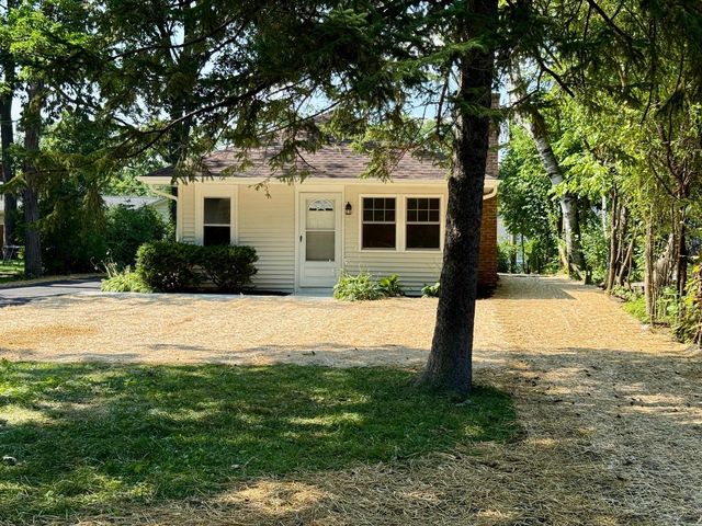 26346 N Walnut Avenue, Mundelein, IL 60060