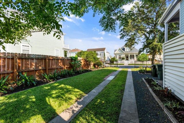 1414 Avenue M, Galveston, TX 77550