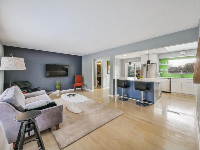 21W051 Woodview Drive, Itasca, IL 60143