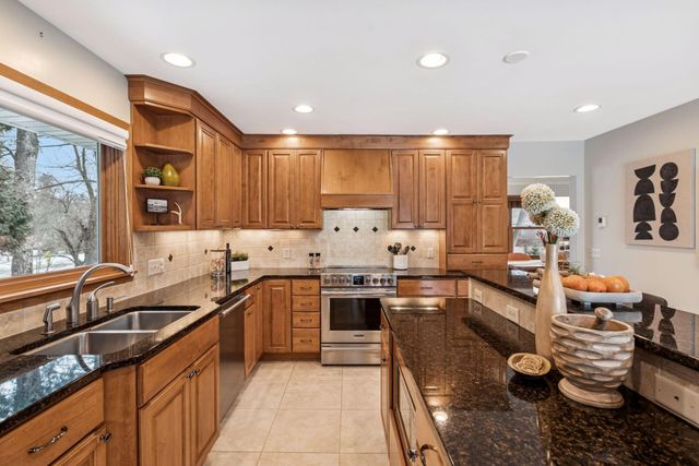 2141 Scott Avenue N, Golden Valley, MN 55422