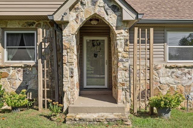 701 Hafner Rd, Charlotte, TN 37036