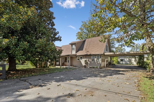 701 Hafner Rd, Charlotte, TN 37036