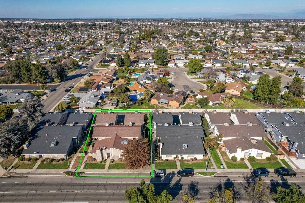 Image 10 of property listing at 581 W Ashlan Avenue, Clovis, CA 93612
