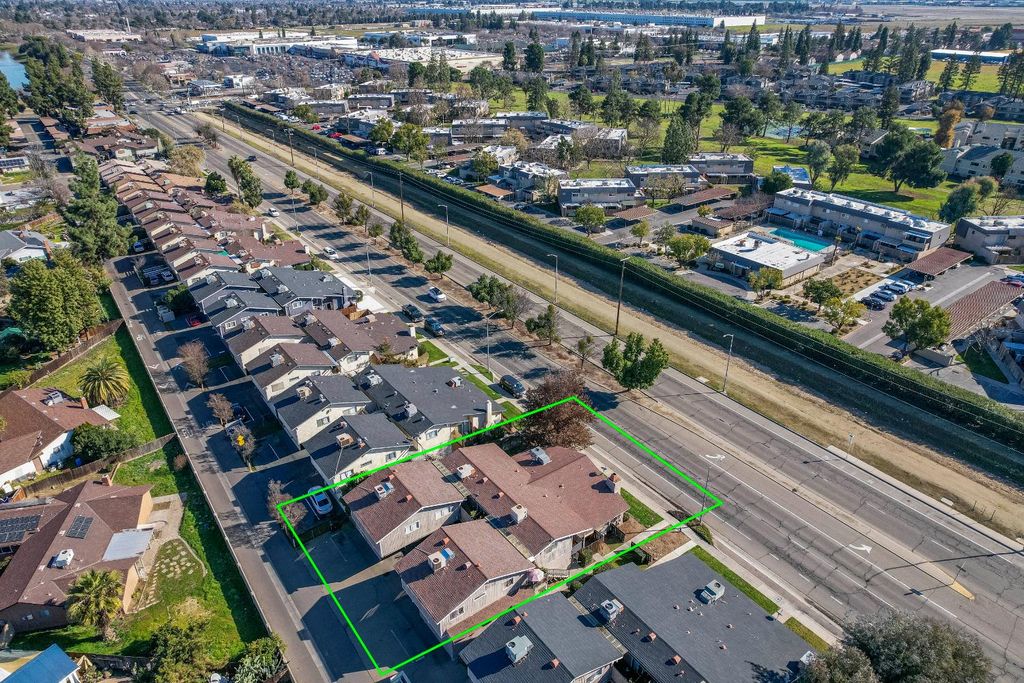 Image 12 of property listing at 581 W Ashlan Avenue, Clovis, CA 93612