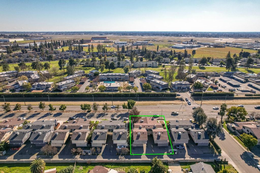 Image 13 of property listing at 581 W Ashlan Avenue, Clovis, CA 93612