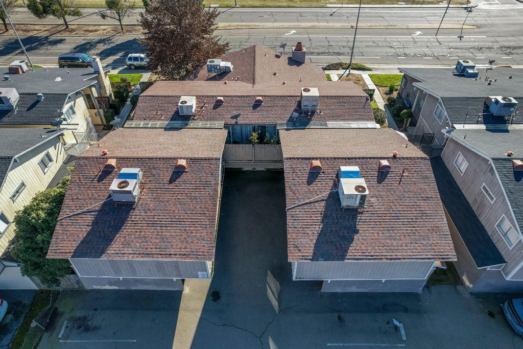 Image 14 of property listing at 581 W Ashlan Avenue, Clovis, CA 93612