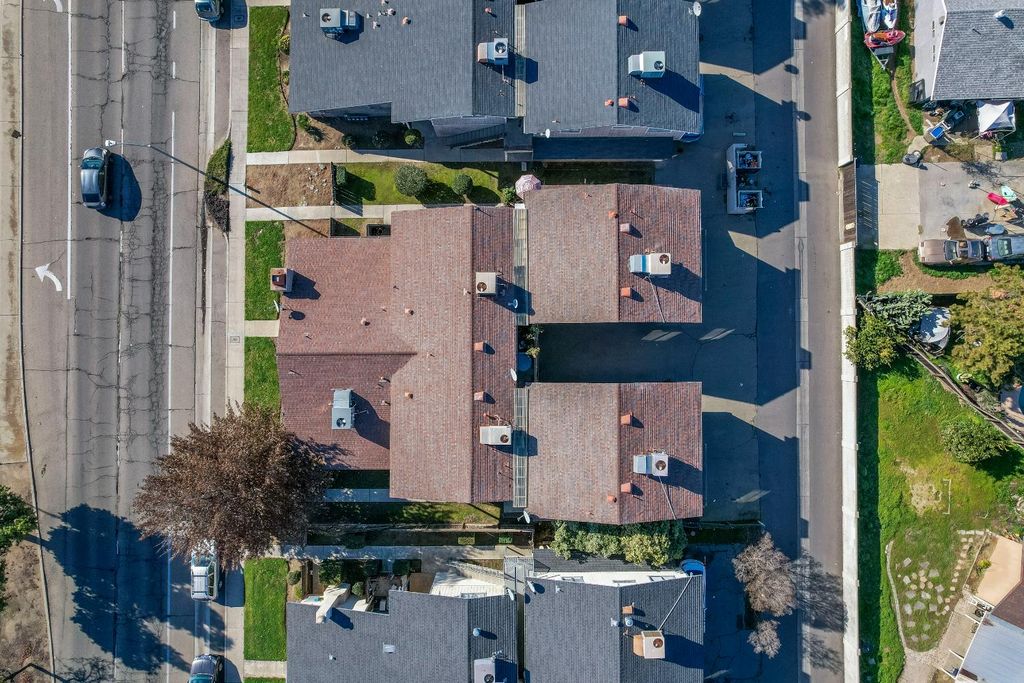 Image 15 of property listing at 581 W Ashlan Avenue, Clovis, CA 93612