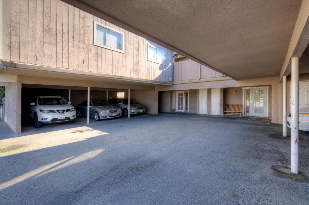 Image 20 of property listing at 581 W Ashlan Avenue, Clovis, CA 93612