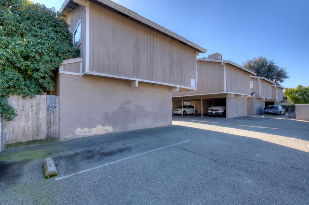 Image 21 of property listing at 581 W Ashlan Avenue, Clovis, CA 93612