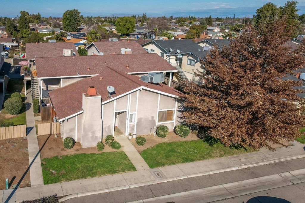 Image 3 of property listing at 581 W Ashlan Avenue, Clovis, CA 93612