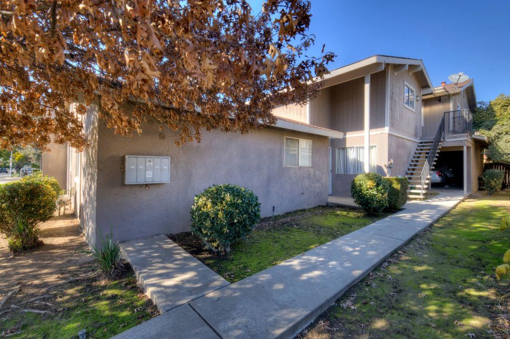 Image 4 of property listing at 581 W Ashlan Avenue, Clovis, CA 93612