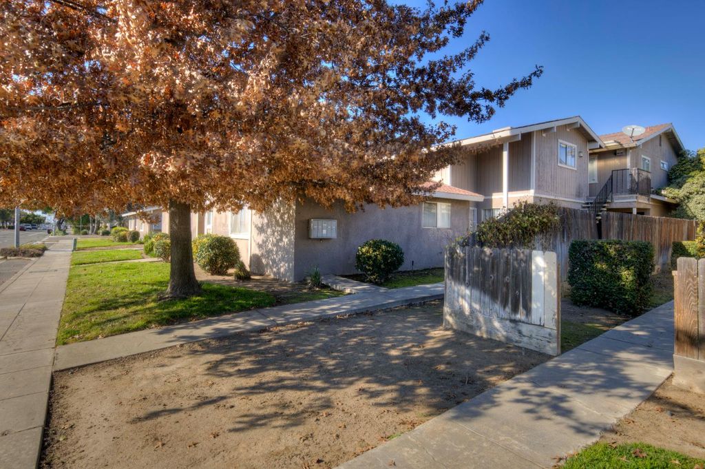 Image 5 of property listing at 581 W Ashlan Avenue, Clovis, CA 93612