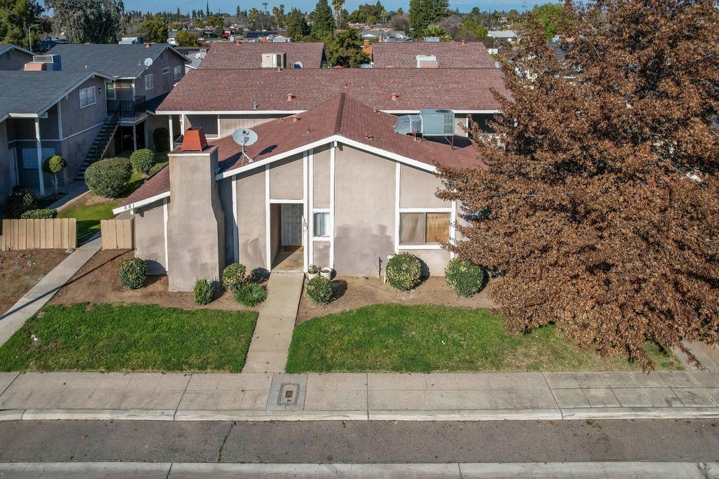 Image 6 of property listing at 581 W Ashlan Avenue, Clovis, CA 93612