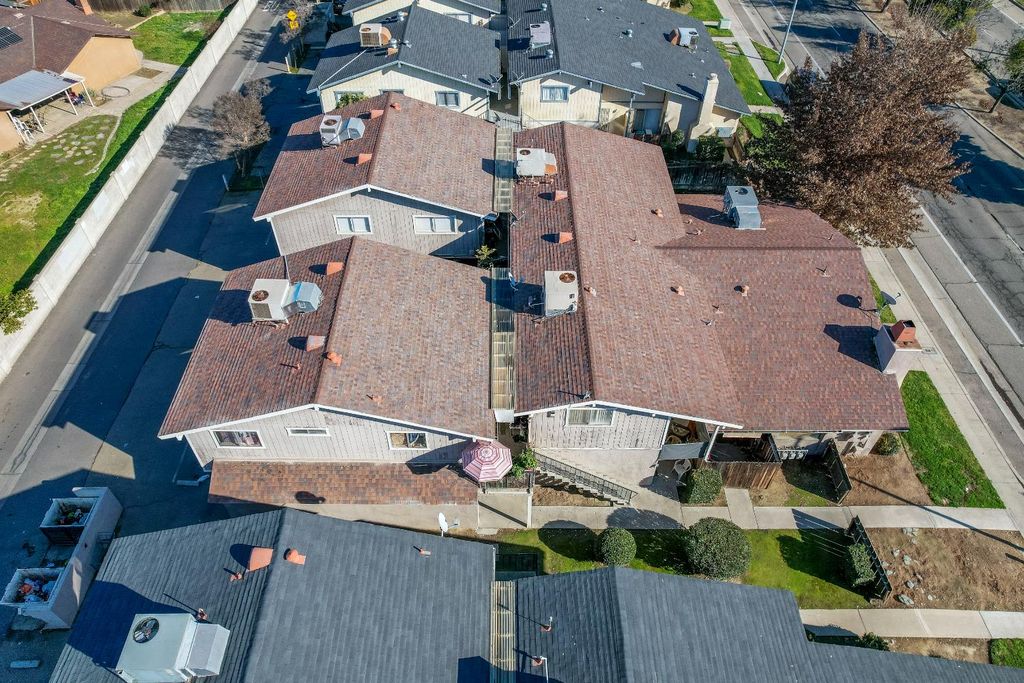 Image 7 of property listing at 581 W Ashlan Avenue, Clovis, CA 93612