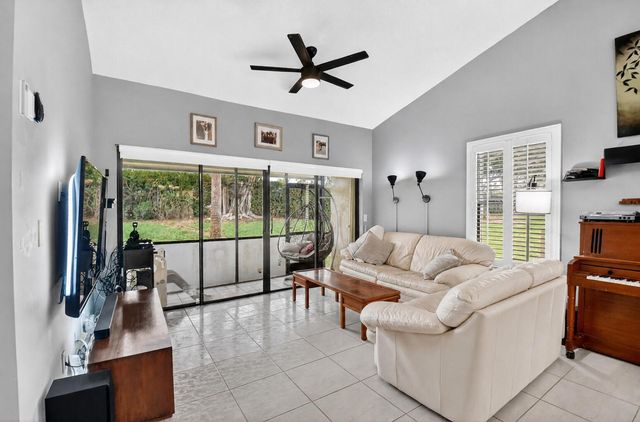 14 Via De Casas Sur 104, Boynton Beach, FL 33426