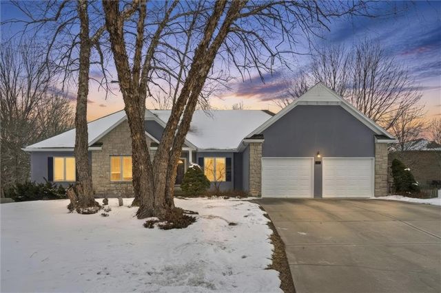 1704 Summit Hill Circle, Lee's Summit, MO 64081