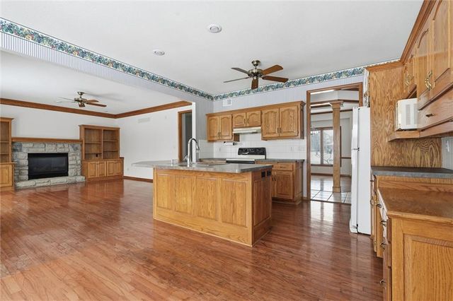 1704 Summit Hill Circle, Lee's Summit, MO 64081