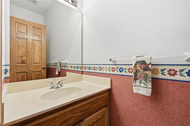 1704 Summit Hill Circle, Lee's Summit, MO 64081