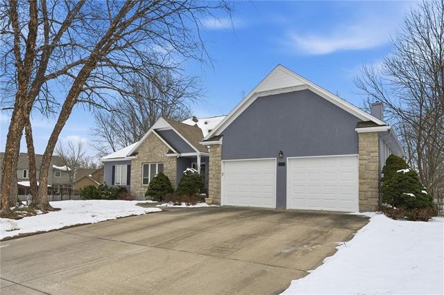 1704 Summit Hill Circle, Lee's Summit, MO 64081