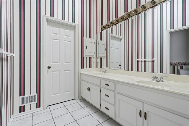 1704 Summit Hill Circle, Lee's Summit, MO 64081