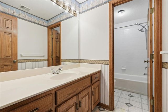 1704 Summit Hill Circle, Lee's Summit, MO 64081