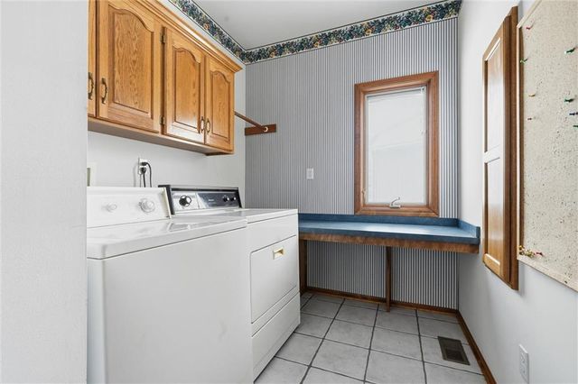 1704 Summit Hill Circle, Lee's Summit, MO 64081