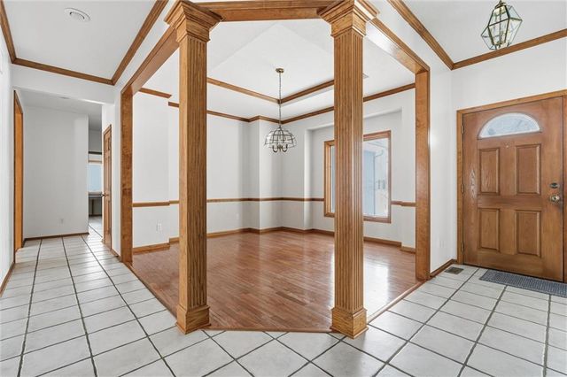 1704 Summit Hill Circle, Lee's Summit, MO 64081