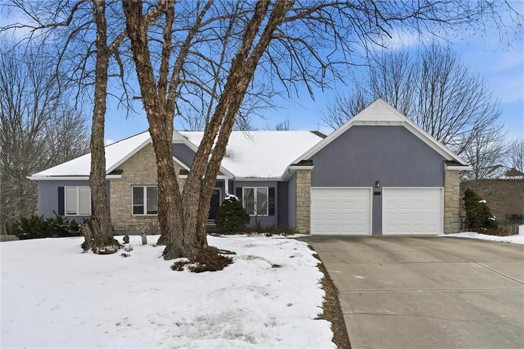 1704 Summit Hill Circle, Lee's Summit, MO 64081