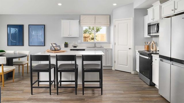 1649 Pacific Dr, Los Banos, CA 93635