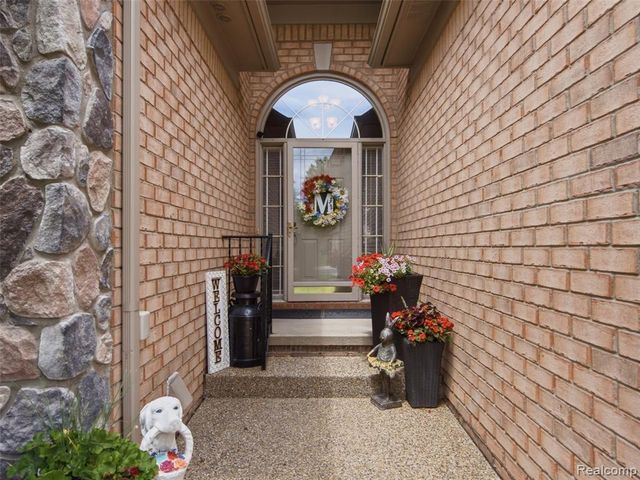 2633 Ridgecrest Drive, Utica, MI 48316