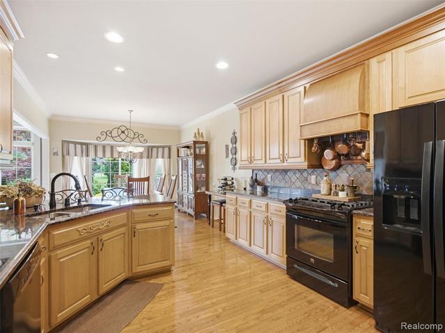 2633 Ridgecrest Drive, Utica, MI 48316
