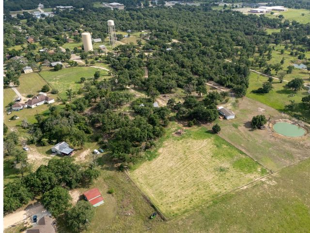 570 Oak Park Five ST, Rockdale, TX 76567