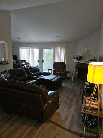 1588 Burr Oak Court B, Wheaton, IL 60189