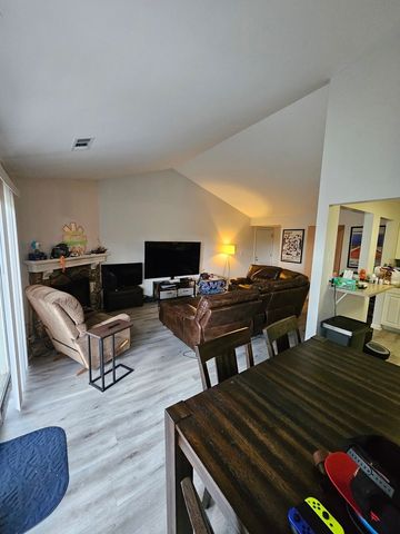 1588 Burr Oak Court B, Wheaton, IL 60189