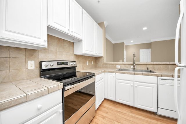 2400 Mccue Road 333, Houston, TX 77056