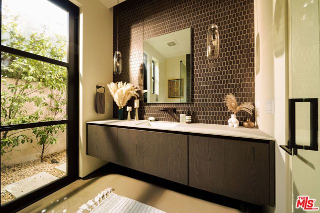366 Huntley Drive, West Hollywood, CA 90048