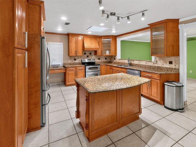 8516 TWIN LAKE BLVD, Tampa, FL 33614