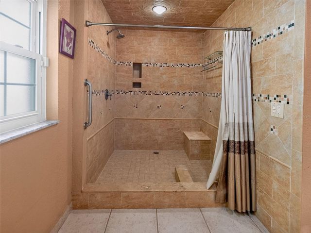 8516 TWIN LAKE BLVD, Tampa, FL 33614