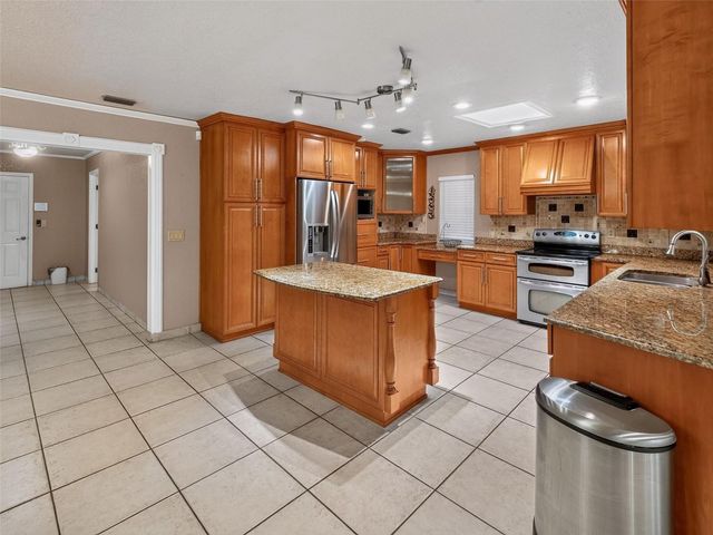 8516 TWIN LAKE BLVD, Tampa, FL 33614