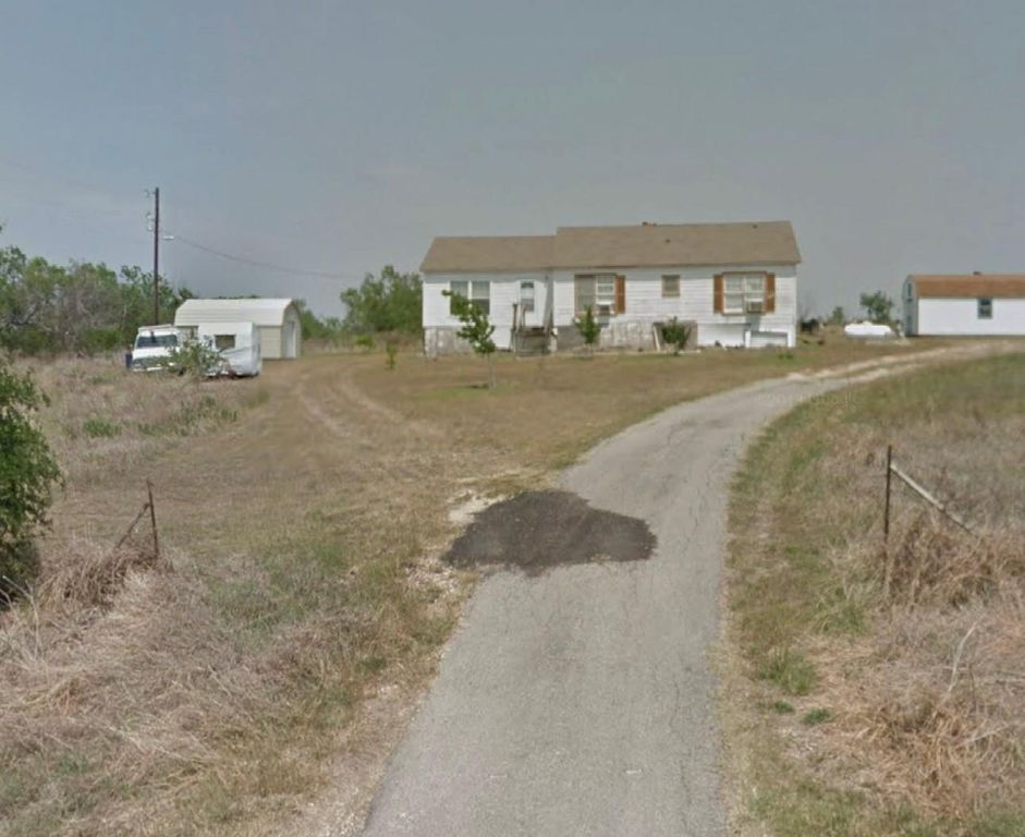 415 Holz RD, Niederwald, TX 78640