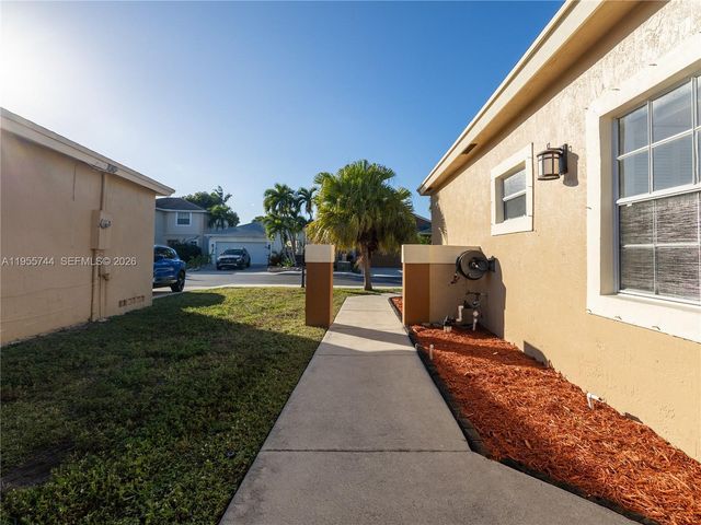 200 W Riverbend Dr, Sunrise, FL 33326