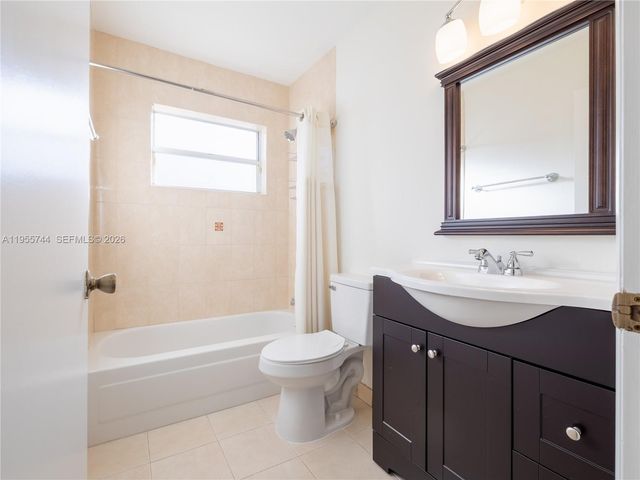 200 W Riverbend Dr, Sunrise, FL 33326