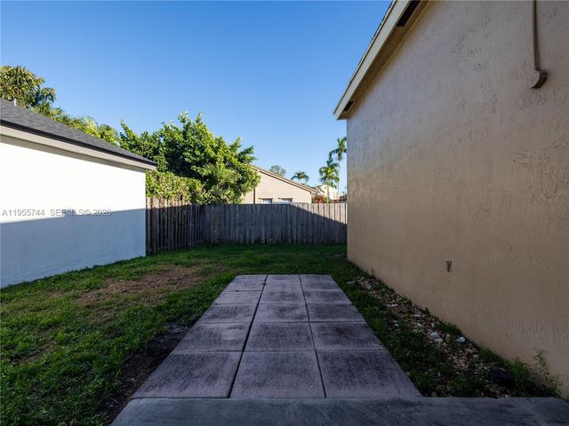 200 W Riverbend Dr, Sunrise, FL 33326