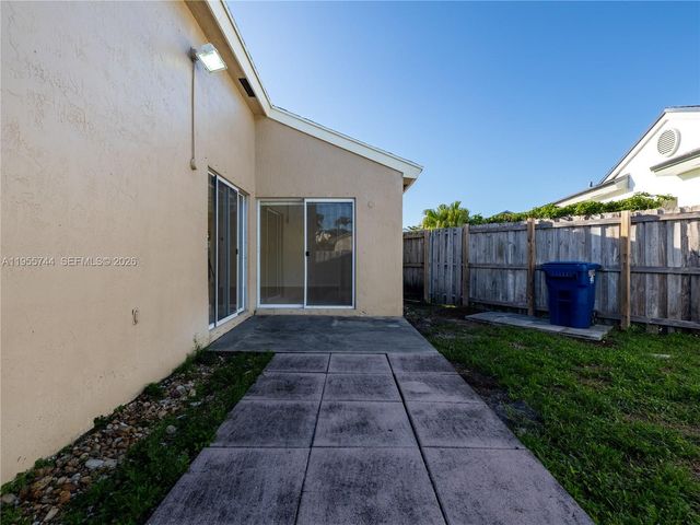 200 W Riverbend Dr, Sunrise, FL 33326