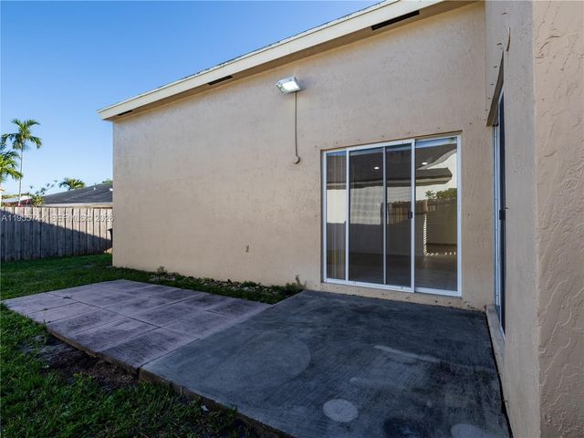 200 W Riverbend Dr, Sunrise, FL 33326