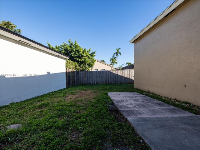 200 W Riverbend Dr, Sunrise, FL 33326