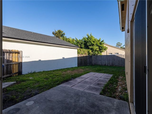 200 W Riverbend Dr, Sunrise, FL 33326