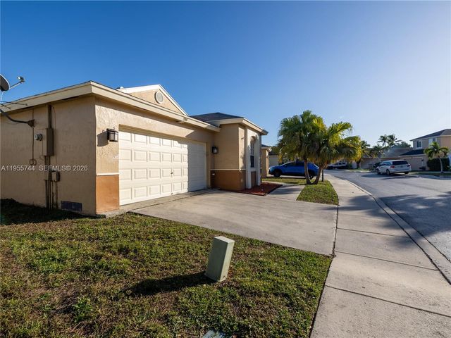 200 W Riverbend Dr, Sunrise, FL 33326