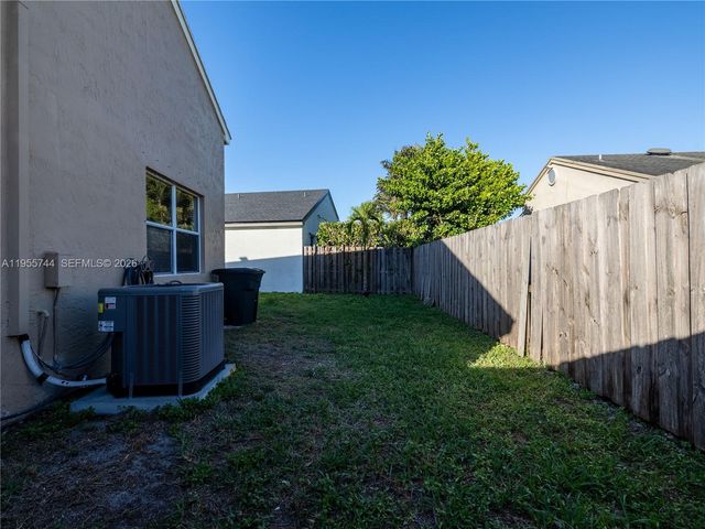 200 W Riverbend Dr, Sunrise, FL 33326